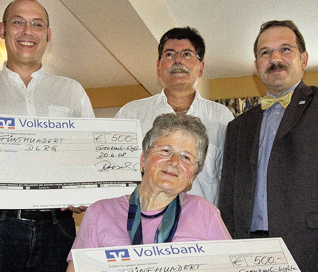 Spenden an Hannelore Flum  von der  Am...erein organisierten Weihnachtsmarktes.  | Foto: Hary Wickert