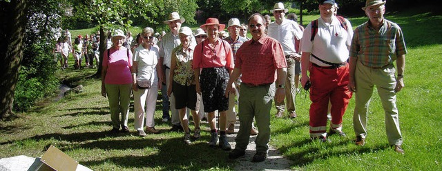 Der Planetenweg beim Wasserschloss wur...h Hildebrand (rotes Hemd) freut sich.   | Foto: Johanna Hgg