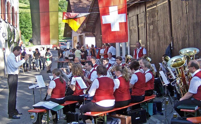 Der Musikverein Edelwei unter der Lei...ngvoll zum Festauftakt in Marzell auf.  | Foto: Kanmacher