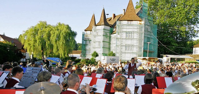 Mehr als hundert Musiker, eine witzige...r Abend: Erfolgsrezept frs Open Air.   | Foto: Dec