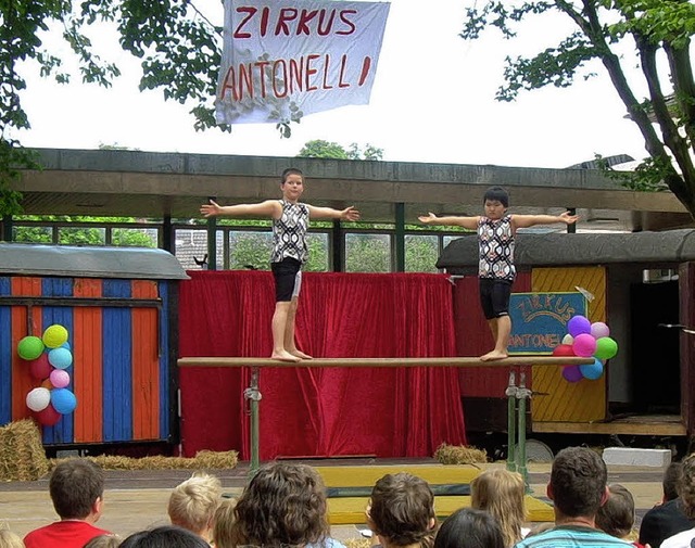 Auch Akrobatisches gehrte zum bunten ...onelli&#8220;, der wiederbelebt wurde.  | Foto: Jakob Katzmann