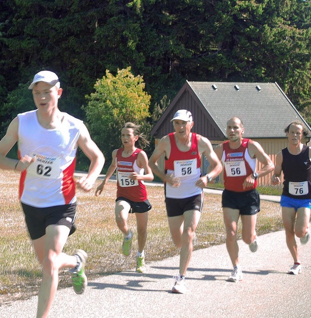 Der 18-jhrige Biathlet Benedikt Doll ... darunter Vater Charly Doll (Nr. 58).   | Foto: Junkel