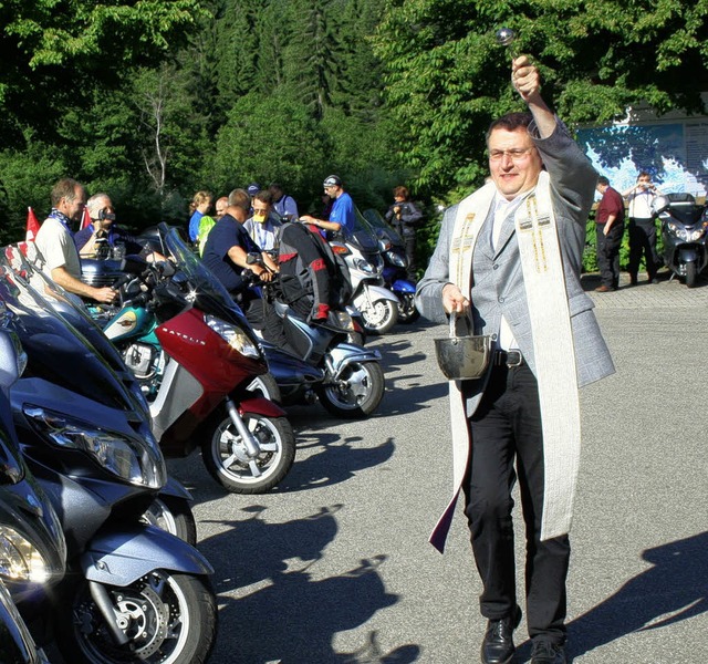 Pfarrer Lorenz Seiser segnete die 150 ...m  Groroller-Treffen in Hinterzarten. 