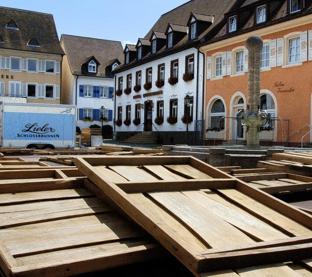 Die Vorbereitungen fr das Mllheimer ...e Lauben in der Innenstadt aufgebaut.   | Foto: Volker Mnch