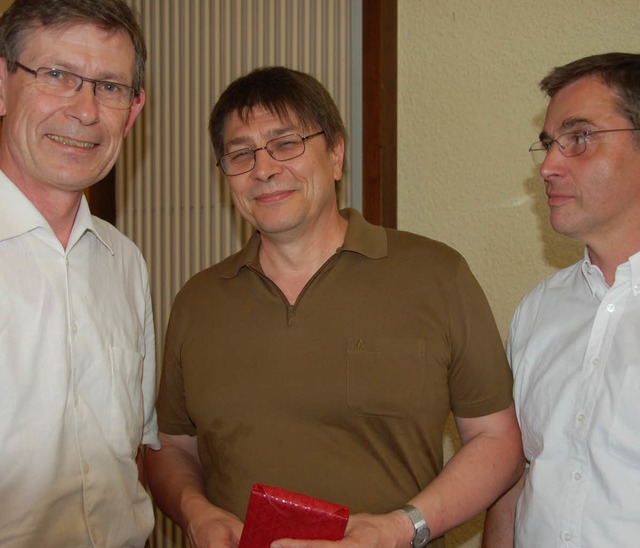 Dekan Hans-Joachim Zobel (links) und K...hre Pfarrer lang von Badenweiler war.   | Foto: Sigrid Umiger