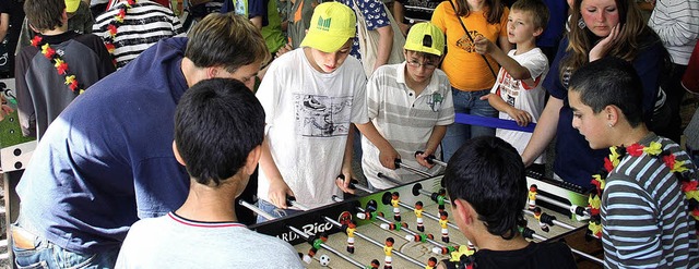 19 Schulklassen spielten an drei Tischkickern um den Sieg.  | Foto: laux