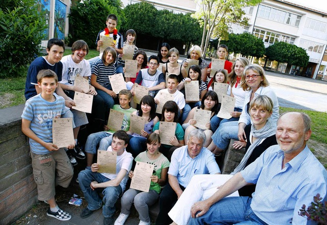 Brgermeister Armin Roesner (rechts) beglckwnschte die neuen Schlermentoren.   | Foto: bz