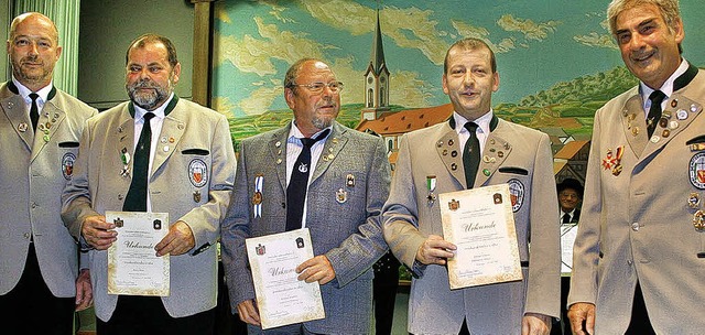 Kurt Meier (Zweiter von links), Wilfri...erbert Klitsche (rechts) gratulierten.  | Foto: elisabeth jakob-klblin