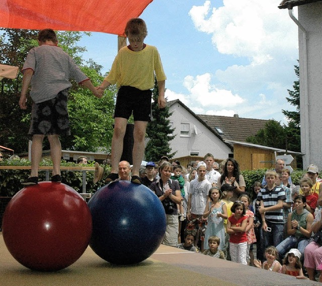 Gleichgewichtsakt  der jungen Zirkusakrobaten  | Foto: heidemarie wussler