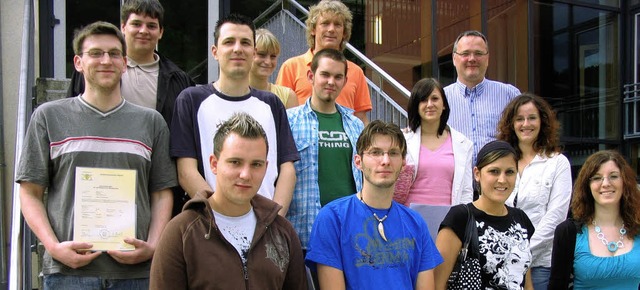 Die  Prfungsbesten der schulischen Ka...er Frank Feuerstein (rechts daneben).   | Foto: BSW