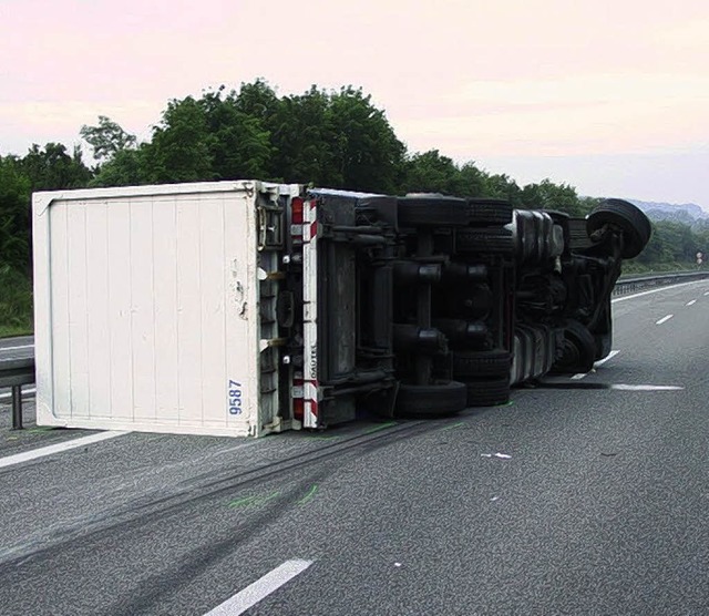 Hundert Meter weit  schlitterte dieser Lkw auf der A<?AGev?><?_AGev?>5.    | Foto: Polizei