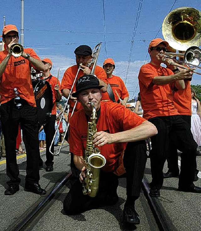 Brazz-Attack, eine der beiden Marching...beim Internationalen Blserfestival.    | Foto: bz