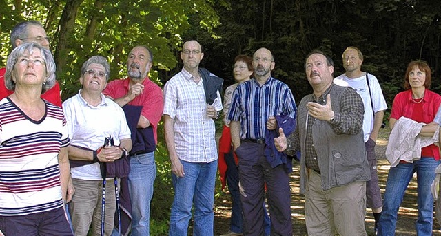 Wissenswertes ber den Wald erfuhren M...r  Hildebrand (Dritter von rechts).     | Foto: Heinz Vollmar