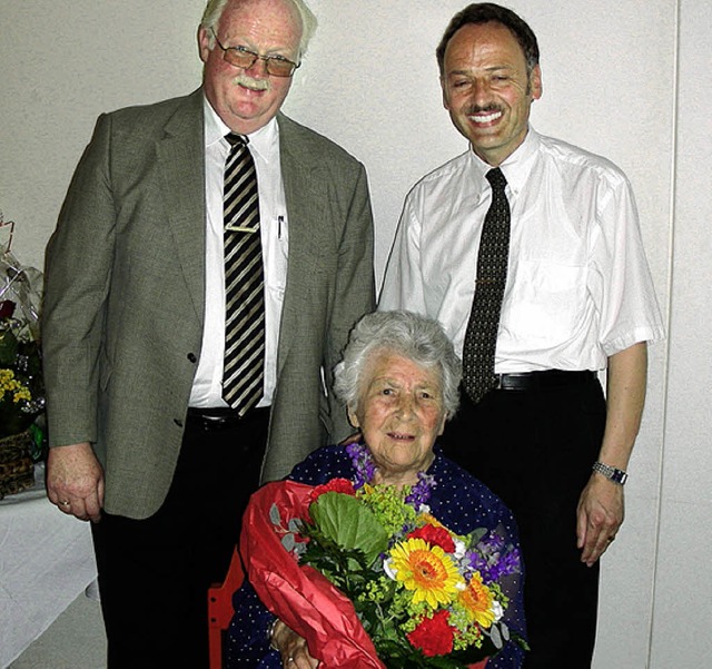 Johanna Klasterer bekam zu ihrem 100. ...eims Ortsvorsteher Bernhard Fischer.    | Foto: Schneberg