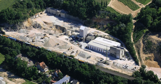 Mehrere  Baumaschinen sind nach wie vo...uf der Abbruchbaustelle in Kleinkems.   | Foto: Meyer