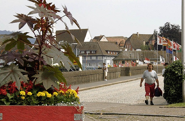 Zu Fu geht wenig ber die alte Rheinbrcke.    | Foto: Ingrid Bhm-Jacob