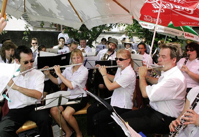 Musizieren unterm Sonnenschirm: Die Mu...rozinium zum Frhschoppenkonzert auf.   | Foto: Ulrike Hiller