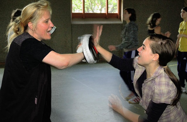 Mit Kraft: Die Handballerinnen lernten...idigen &#8211; verbal und krperlich.   | Foto: Karin Maier