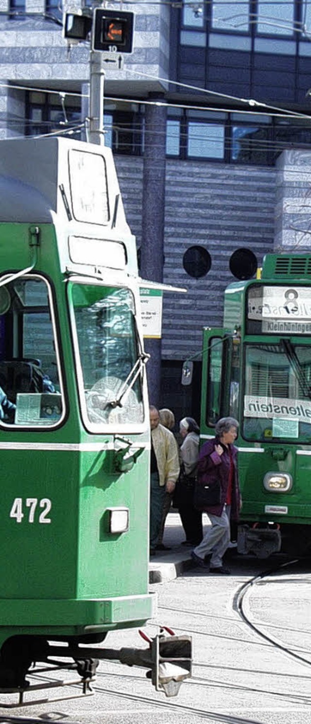 Abfahrbereit stehen diese Trams in Basels Innenstadt.    | Foto: REuter