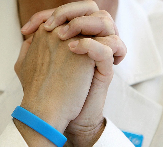 Das Unicef-Armband wird blankgeputzt.  | Foto: dpa