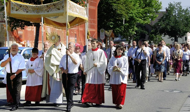 Feierliche Prozession zum Patrozinium in Niederhausen.   | Foto: Hgle