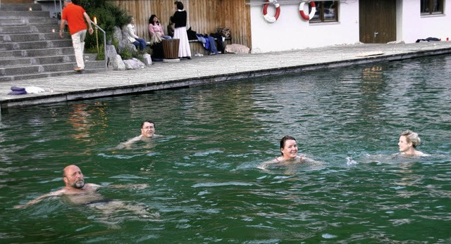 Badegste tummeln sich beim Mondscheinschwimmen im wohltemperierten Wasser.   | Foto: Chris Seifried