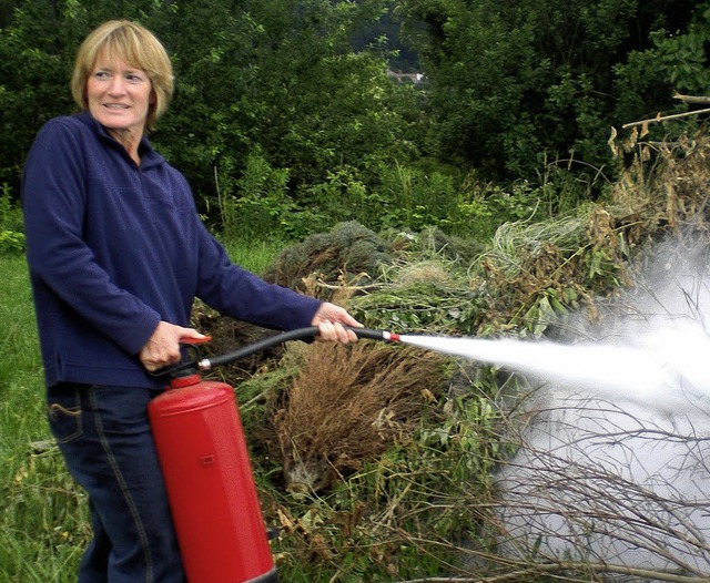 Ist es so richtig? Die Erzieherin probiert den Feuerlscher aus.   | Foto: BZ