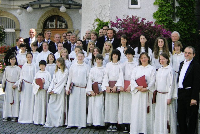 Die Jugendkantorei St. Alban, Mainz, v...isten Ulrich Averesch (rechts vorne).   | Foto: Anne Freyer