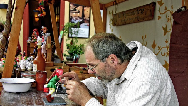 Fingerspitzengefhl und Geduld sind gefrragt: ein Knstler bei der Arbeit   | Foto: herbert trogus