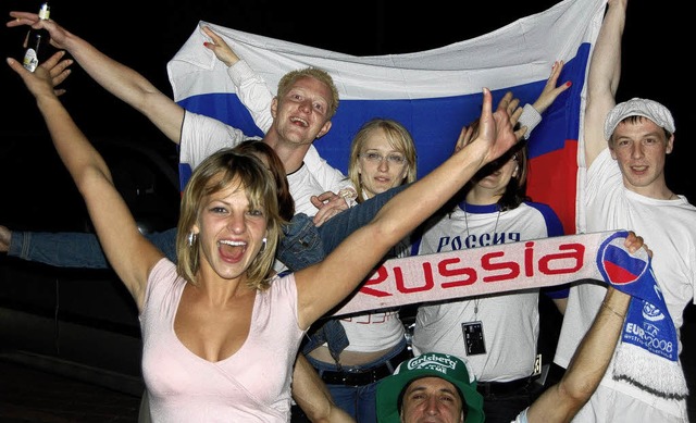 Ausgelassen feiern Fans  die erfolgreiche Nationalmannschaft Russlands.  | Foto: Viktor Kelm