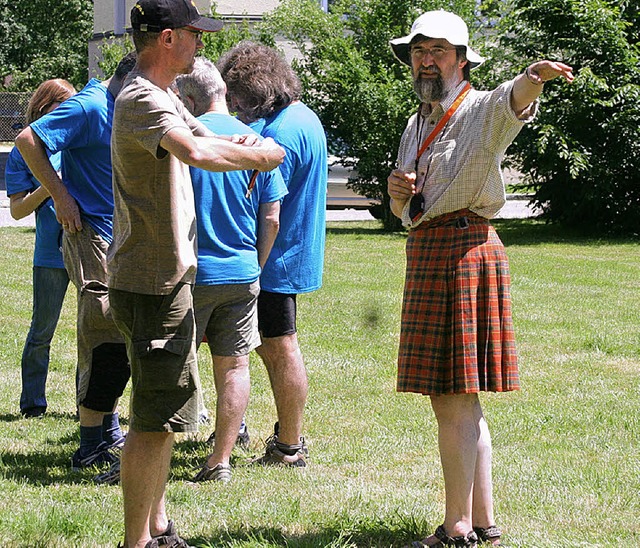 Pfarrer Peter Widdess im Schottenrock ...mes,  ein amsantes Sommerspektakel.    | Foto: Heiner Fabry