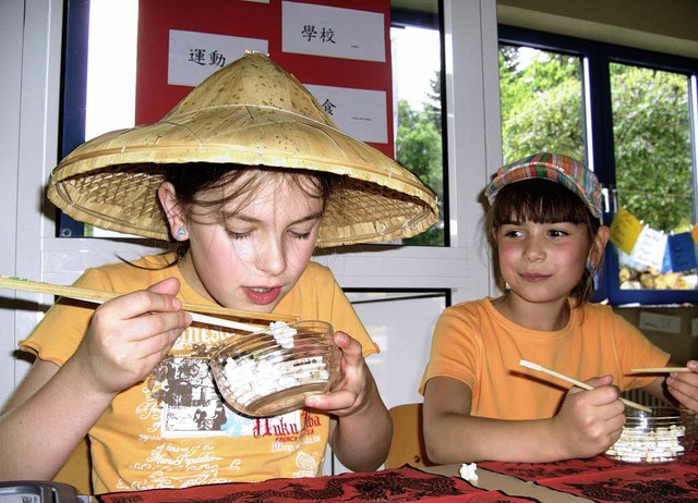 Beim chinesischen Stbchenessen war in...g besondere Fingerfertigkeit gefragt.   | Foto: Tina Httich