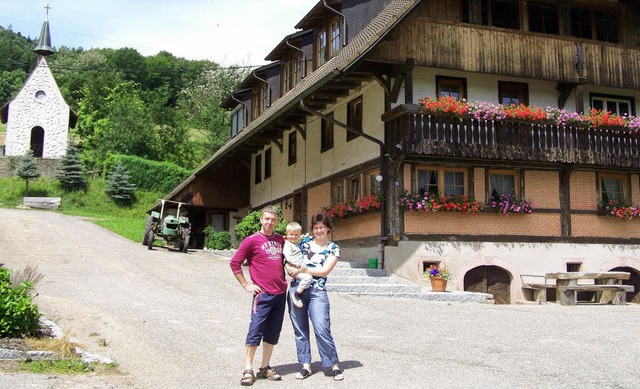 Konrad und Beatrice Beck mit   Johanne...geben in das Leben auf dem Bauernhof.   | Foto: Alfons Vgele