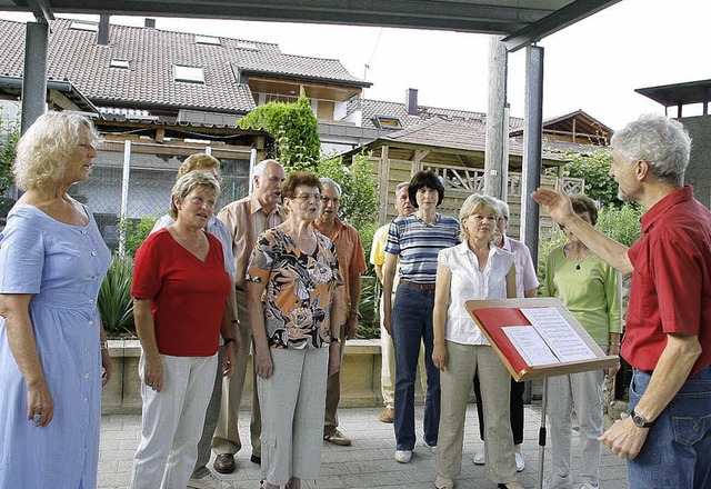 Dem Kirchenchor lauschten die zahlreichen Besucher des Gemeindefests gerne.   | Foto: Heidi Fssel