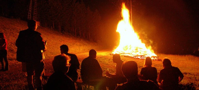 Viele Interessierte scharrten sich um das Feuer  an der Scheuermatt.   | Foto: karin maier