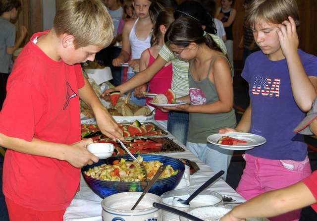 Mit einem reichhaltigen Frhstck star...ellerschule in ihre vier Projekttage.   | Foto: Valentin ade