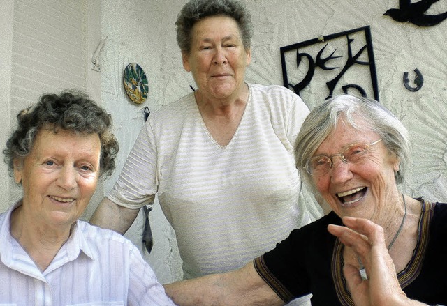 Elisabeth Lay und  Irmgard Wiegele  ne...inderung zu Hause wohnen zu bleiben.    | Foto: C. Weizenecker