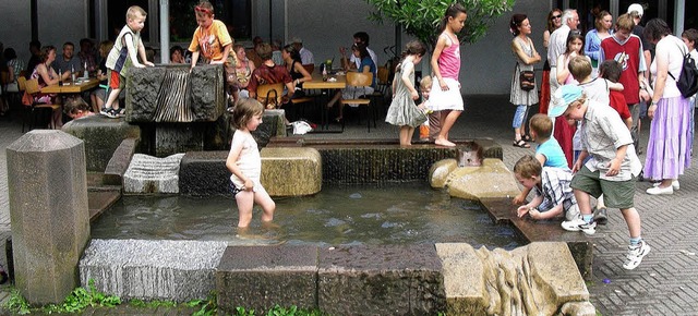 Der Brunnen im Schulhof der Eichstette...ngsten Festbesuchern stets belagert.    | Foto: mario schneberg