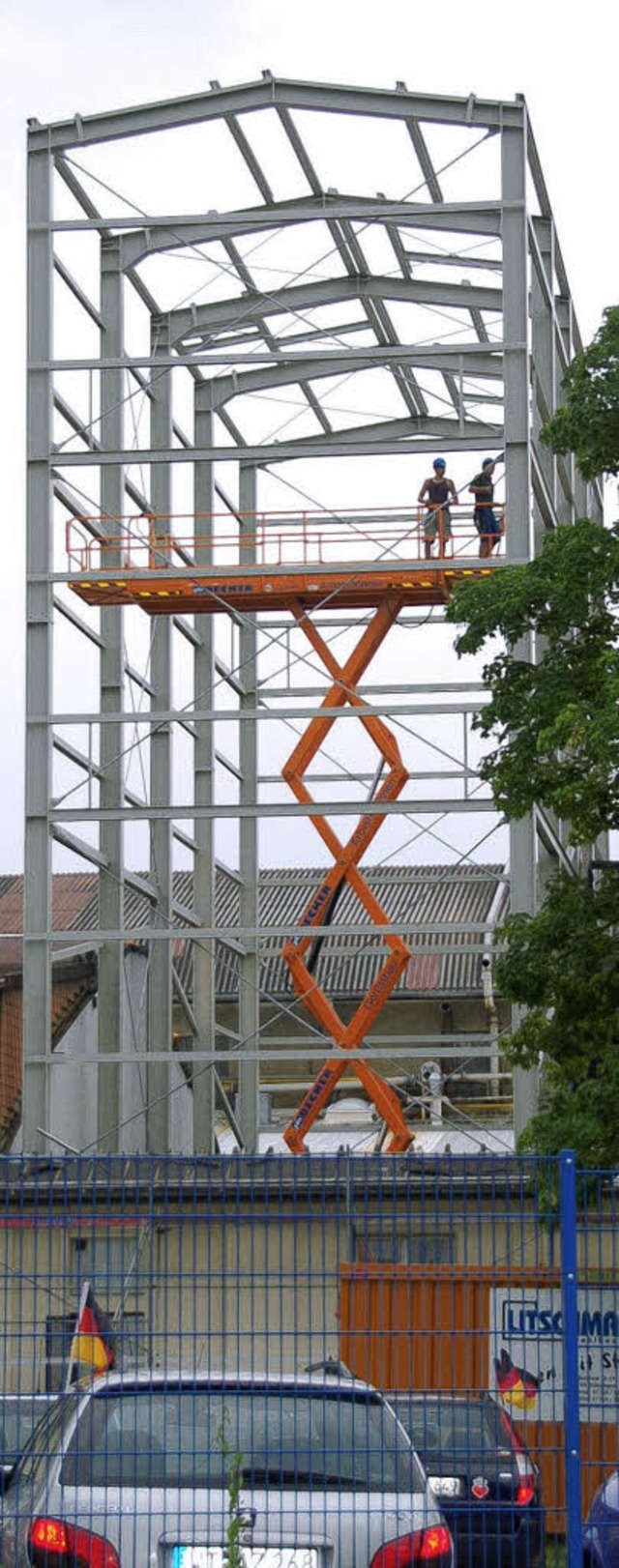 Fr den Einbau eines Sprhtrockners wird  die Halle der H.C. Starck umgebaut.   | Foto: Elisabeth Frieling