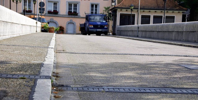 Die alte Rheinbrcke in Laufenburg bekommt einen neuen Belag.   | Foto: Elisabeth Frieling