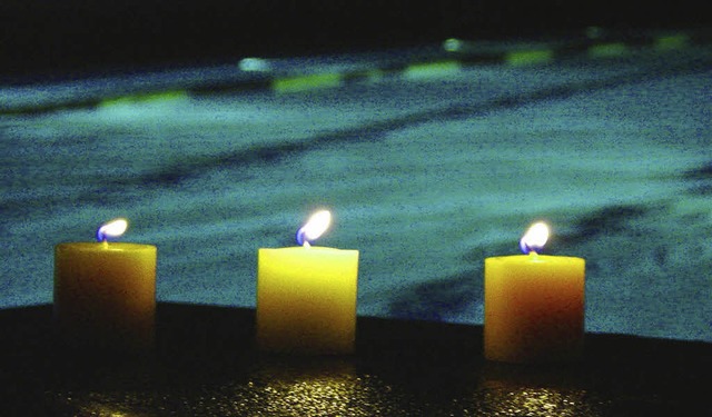 Ein stimmungsvolle Mischung: Kerzenschein  am Schwimmbecken.  | Foto: BZ