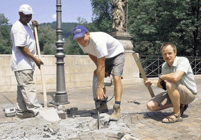 Rainer Fechtig (rechts) mit Pflasterbauern auf der Seltenbachbrcke   | Foto: Herbst