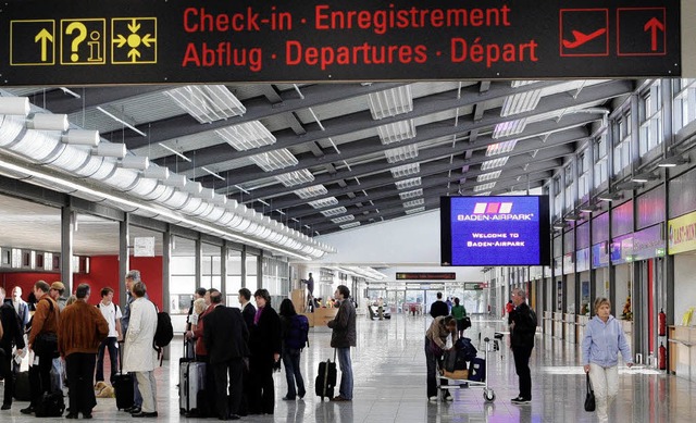 Noch ist die Abfertigungshalle  des Ba...nen der Landesregierung bald ndern.    | Foto: dpa