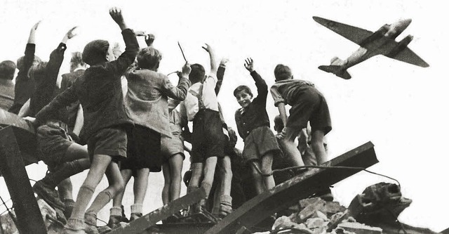 Hilfe vom Himmel: West-Berliner Jungs ...merikanischen  Transportflugzeug zu.    | Foto: DPa