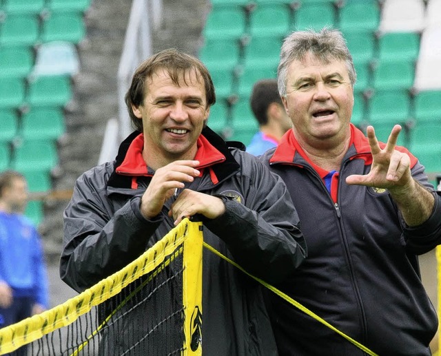 Der Assistent Alexander Borodjuk (links) und sein Chef Guus Hiddink   | Foto: ria