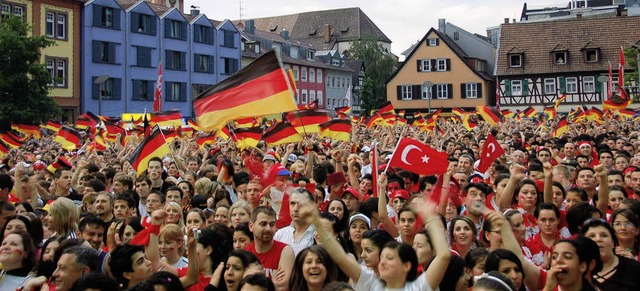 6000  in der Marktplatz-Arena: Beim Ha... Start der EM Fans abgewiesen werden.   | Foto: Seller