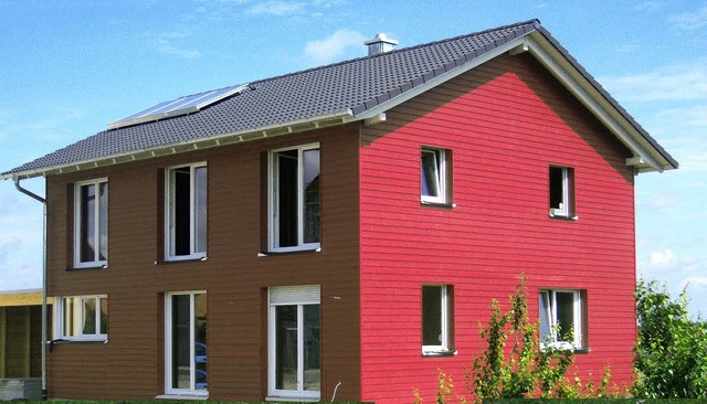 Die rote Holzfassade verleiht dem Haus...oRepro>Elztal-Holzhaus </BZ-FotoRepro> 