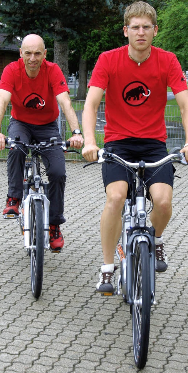 Egon Hirt und Radrennfahrer Matthias B...rrad  mit Elektrountersttzung luft.   | Foto: peter stellmach