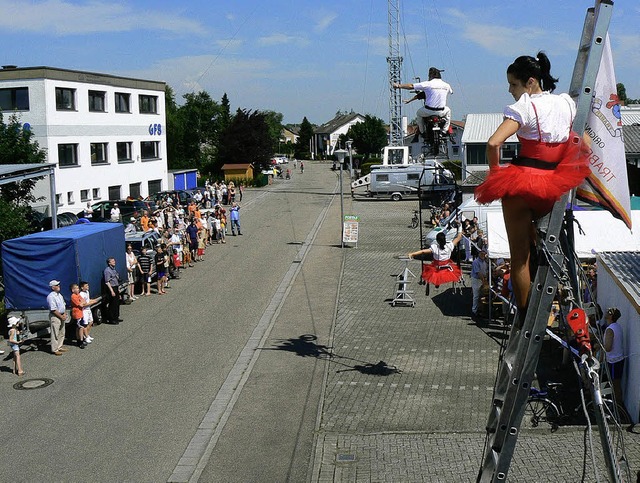 Hochseilartistik  der Traber-Familie g...rtas-Fachbetrieb Axmann zu bestaunen.   | Foto: lisa geiger