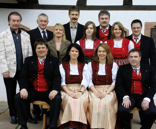 Die Verwaltungsmitglieder des Musikver...zenden  Achim Redt (sitzend  rechts)    | Foto: Verein